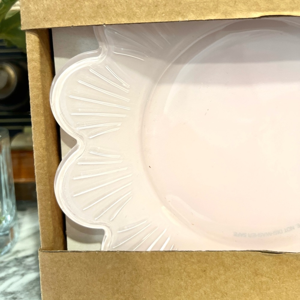 ✨NEW🌸Target Bullseye Playground 2026 Pink Scalloped Flower Shaped Glass Plates🍽️ - Picture 7 of 8